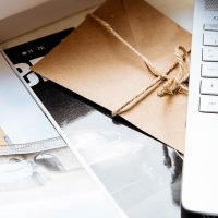 编辑在复古书桌前用钢笔在纸张手册上标注问鼎国际h5安全条目